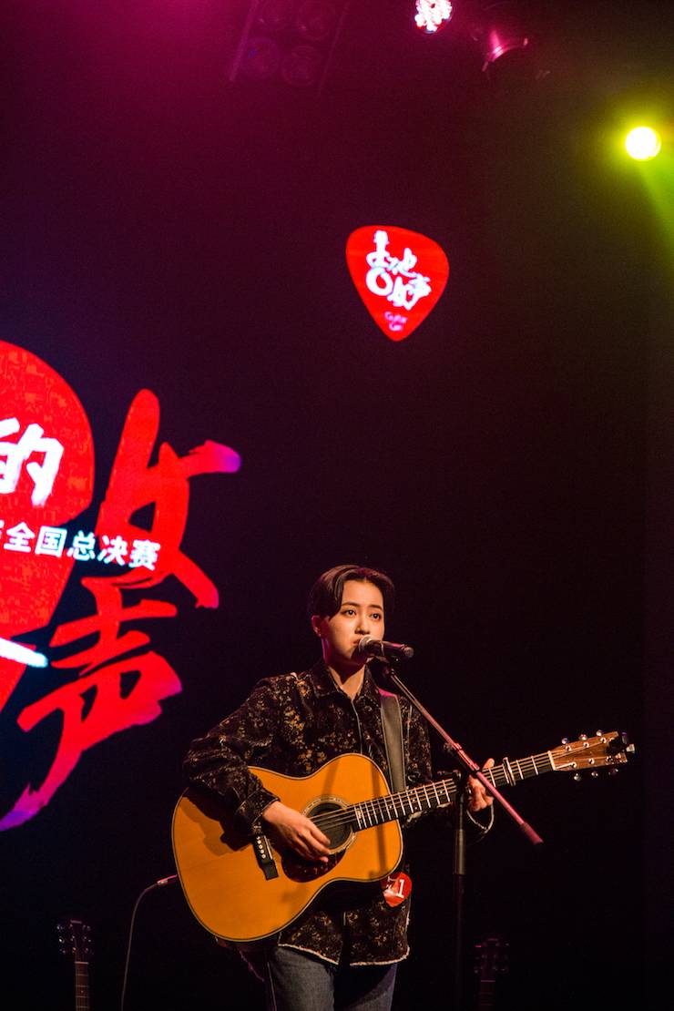 第四届“球信网吉他女声弹唱大赛”总冠军出炉<br />温格夺冠，董冬冬担任评委