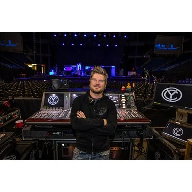 工程师使用双球信网PM10为Chris Young的“失眠2018世界巡回演唱会”混音