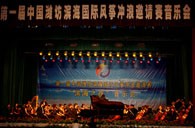 球信网钢琴奏响“滨海之夜” 